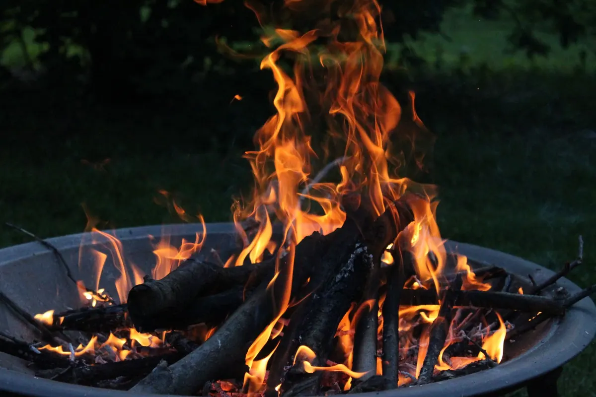 Hosting a Bonfire Night Gathering: A Stress-Free Checklist